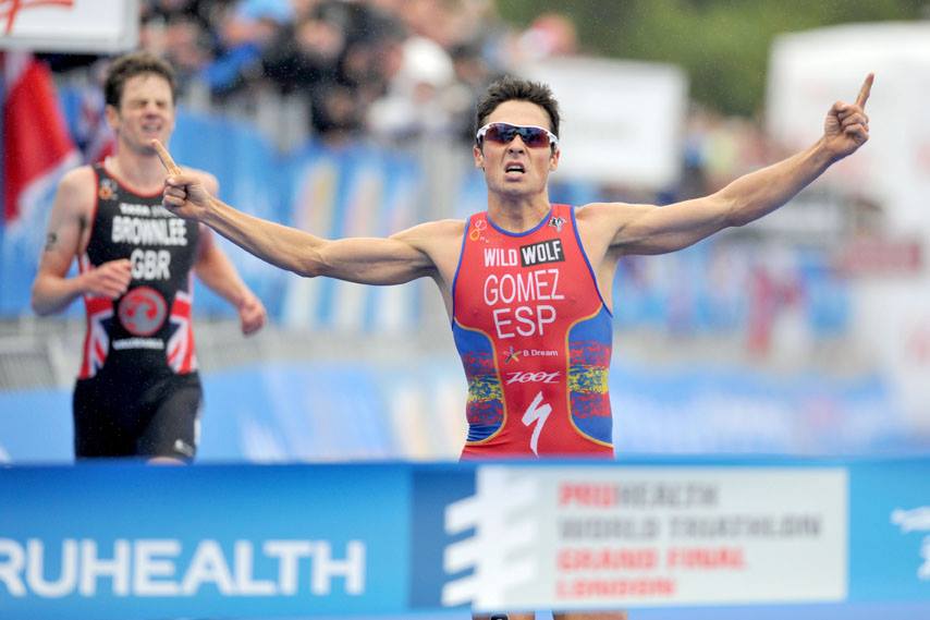 Gomez sprints to the line for the world title. Photo: Triathlon.org