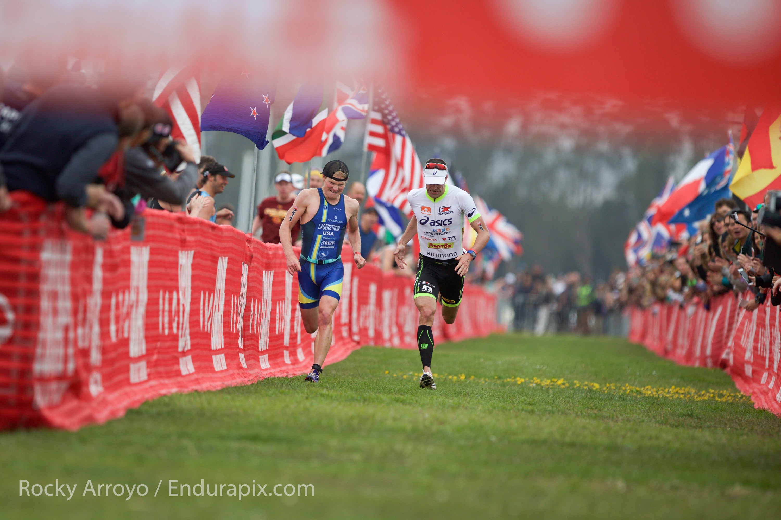 Lagerstrom and Potts sprint to the finish. Photo: Rocky Arroyo/Endurapix