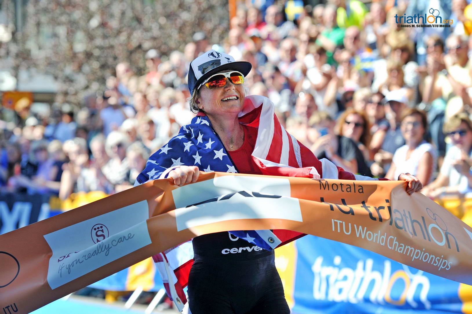 Mary Beth Ellis gets her first world title. Photo: Janos Schmidt/Triathlon.org