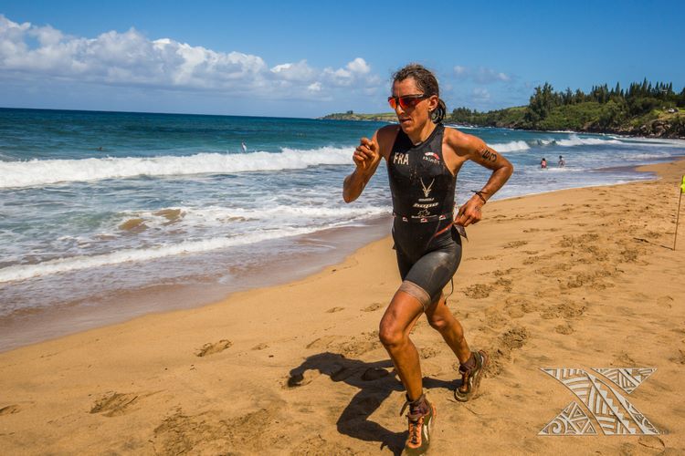 Athletes compete on the beach portion of the 2016 XTERRA World Championship. Photo: XTERRA