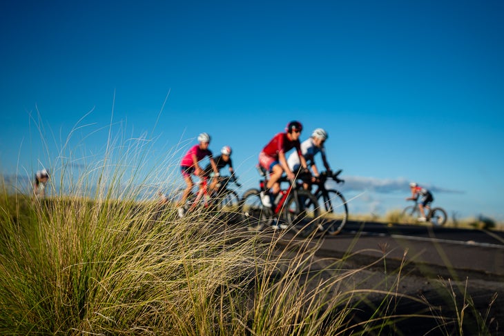 Triatletas em um passeio de treinamento para o Ironman World Champs em Kona