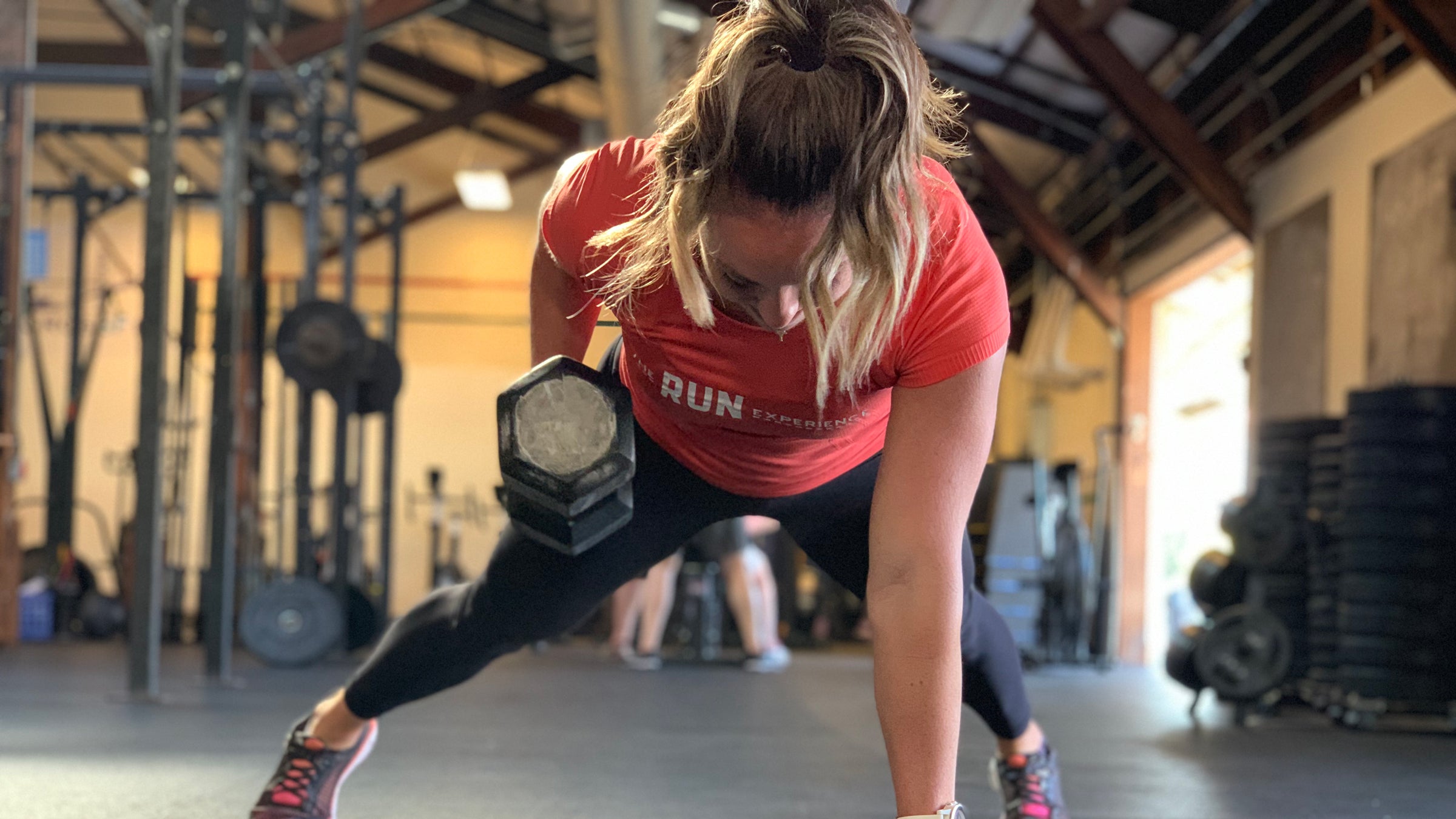 An athlete does a renegade row.