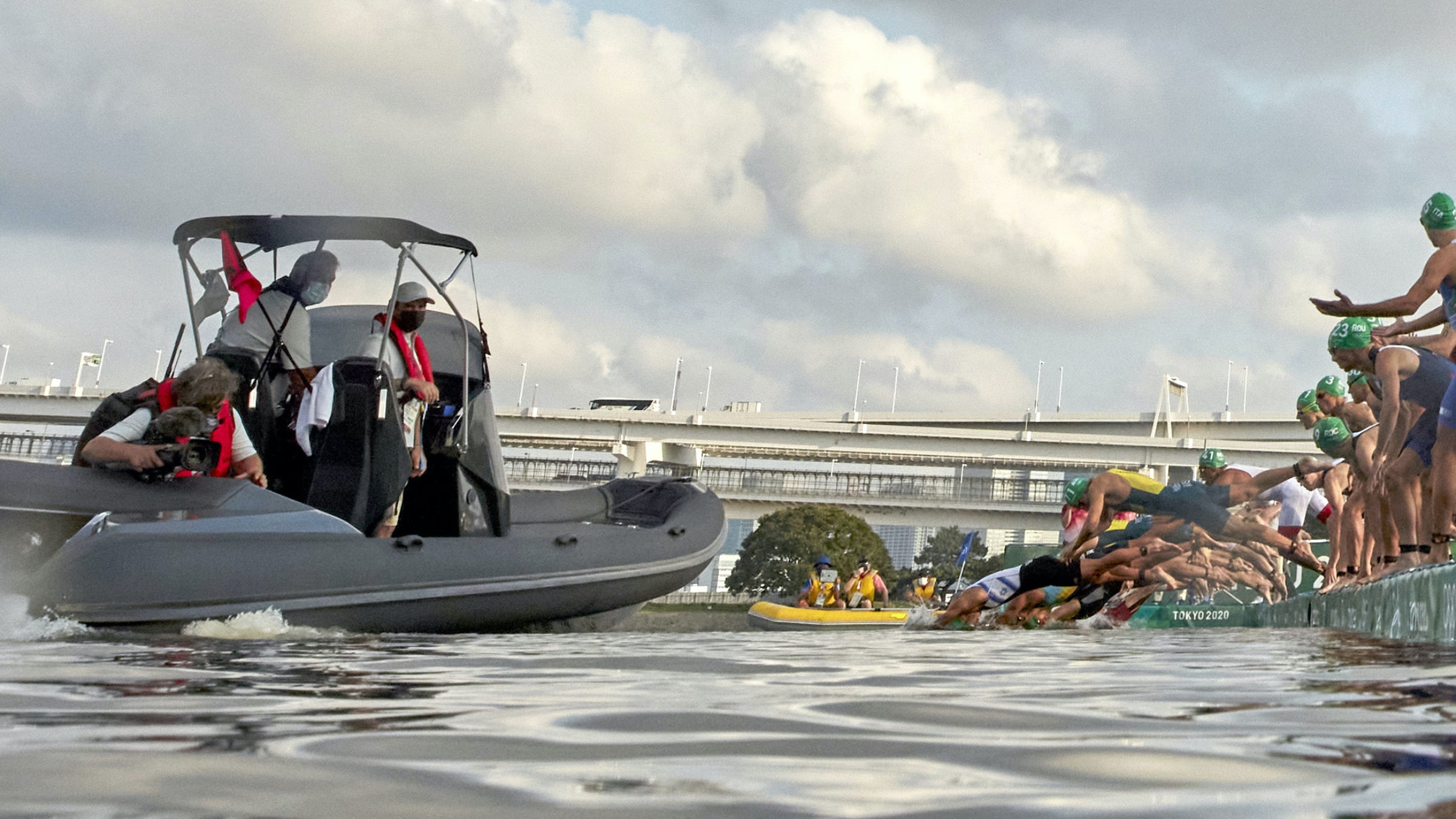 TOKYO, JAPAN - JULY 26: Triathletes dive into the water as a broadcast boat prevents all swimmers from starting forcing a restart before the Men's Individual Triathlon on day three of the Tokyo 2020 Olympic Games at Odaiba Marine Park on July 26, 2021 in Tokyo, Japan. (Photo by Adam Pretty/Getty Images)