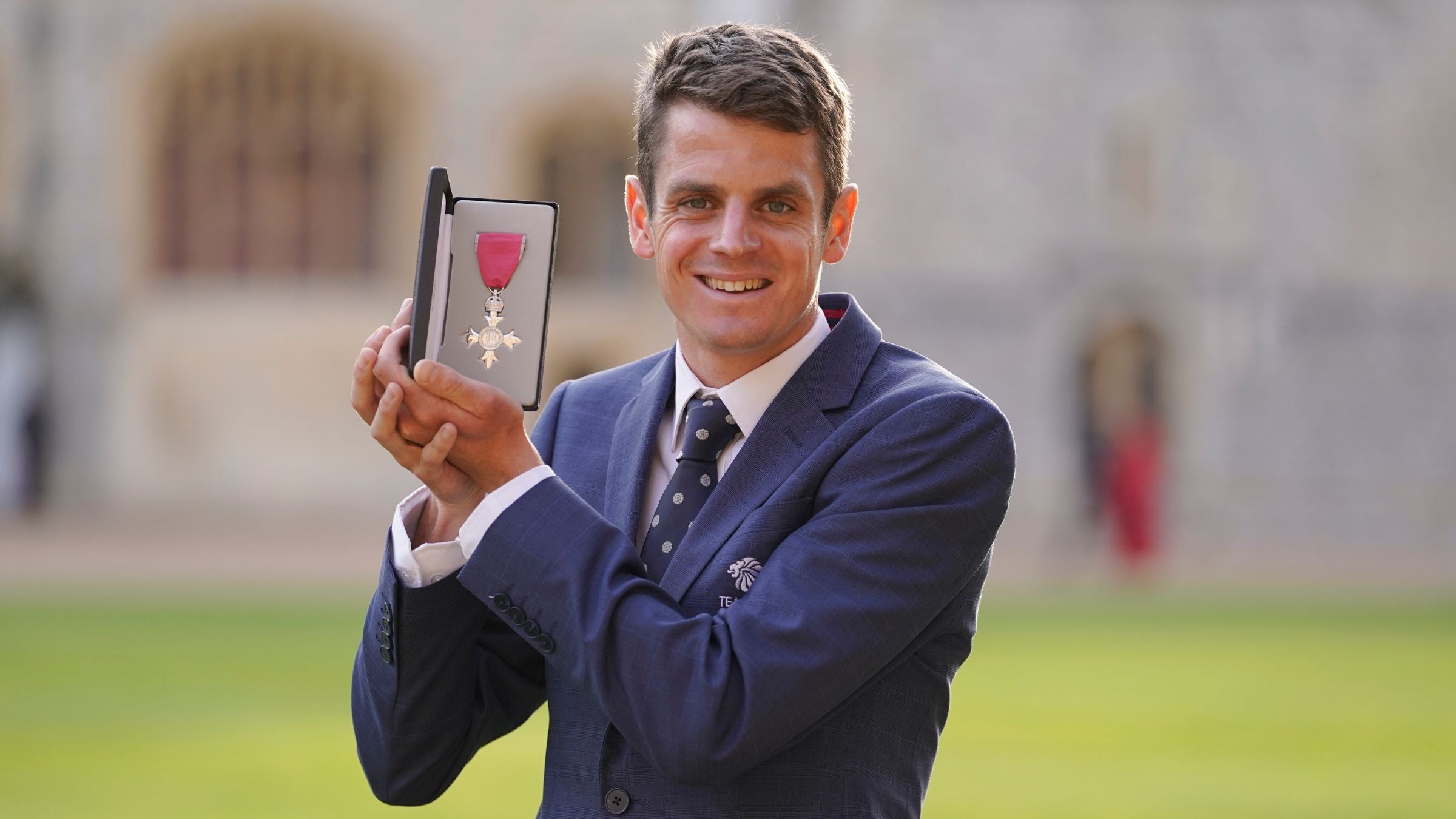 Jonny Brownlee triathlete becomes MBE