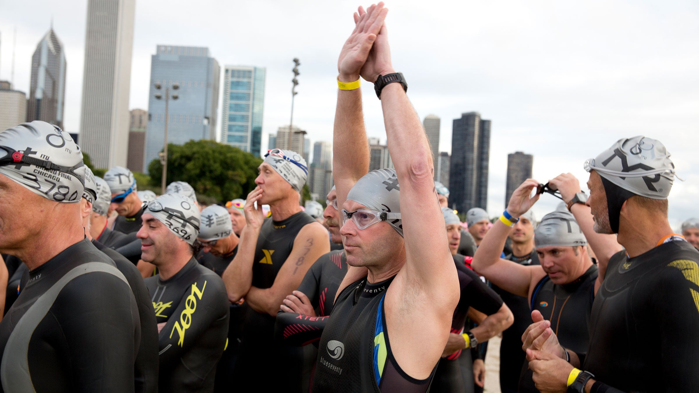 Los atletas se alinean después de terminar un plan de entrenamiento de triatlón olímpico.